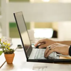 Jak włączyć projektowanie w PowerPoint i poprawić swoje prezentacje